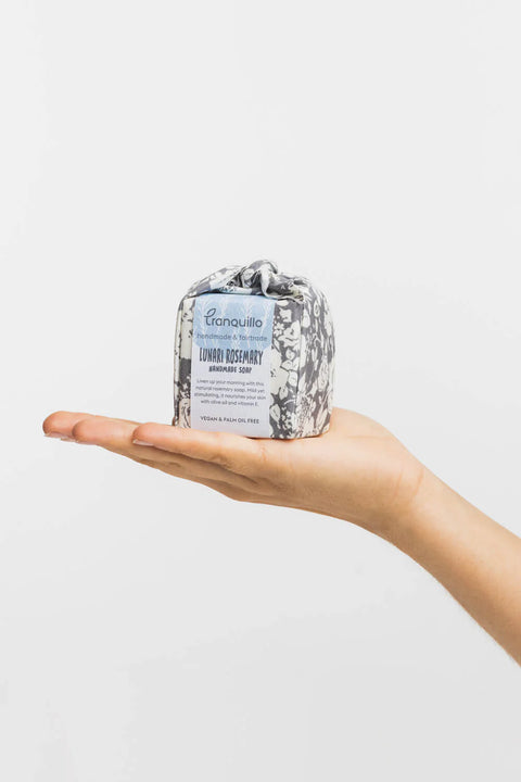 Handgemachte Naturseife von Tranquillo, Fair Trade, mit natürlichen Zutaten, in einer weißen Seifenform sichtbar auf dem Bild