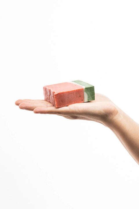 Handgemachte Wassermelon-Seife von Tranquillo mit grüner und roter Seifenfarbe, zeigt die Seifenform und Textur auf der Oberfläche.