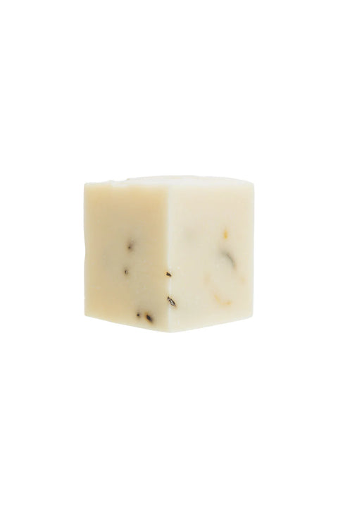 Handgemachte Naturseife LUNARI von Tranquillo, fair trade, mit natürlichen Zutaten, in einer weißen Seifenschale.