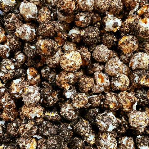 Knalle Popcorn Cookies & Cream, saisonale limitierte 100g Packung, close-up mit cremigem Cookies & Cream Geschmack.