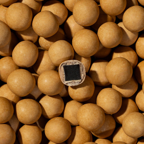 Lakrids by Bülow ÆGG Crispy Caramel Lakritz, kleine Verpackung mit knusprigem Karamell, detailliertes Bild der Schokolade