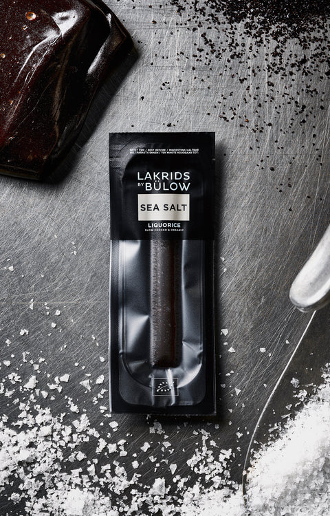 Lakrids by Bülow Salty Slow Crafted Lakritzstange aus biologischer Herstellung, nah aufgenommen und sichtbar in der Verpackung