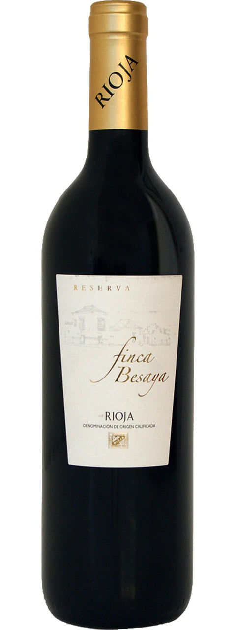 Flasche des Bodegas Isidro Milagro Finca Besaya Reserva 2018 vom Weingut Manso de Zuñiga, mit Weinflasche auf Holztisch.