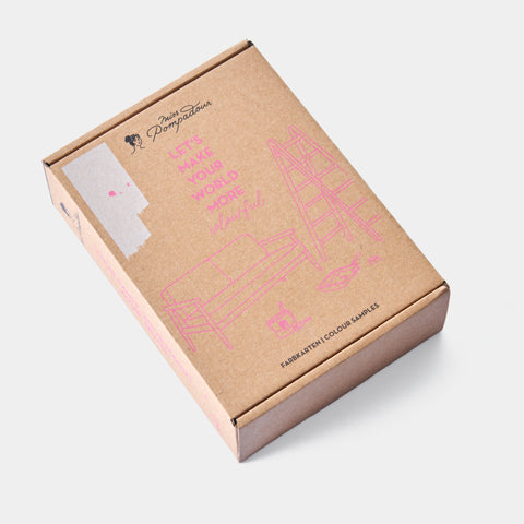Farbkarten-Set "CosyColours Kollektion" von MissPompadour, zeigt bunte Farbproben in einer offenen Verpackung auf weißem Hintergrund