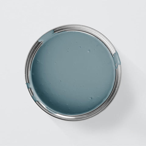 CosyColours Cloudy Blue Kreidefarbe von MissPompadour in Dosenform, cremige blaue Wandfarbe für kreative Gestaltung.