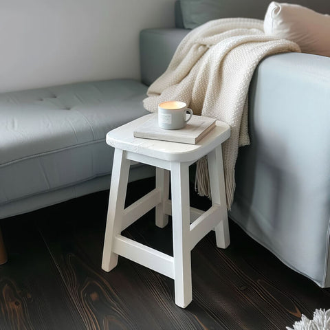 Hocker mit frischer weißer Kreidefarbe von MissPompadour in einem modernen Raum, detailreiche Textur der Kreidefarbe sichtbar