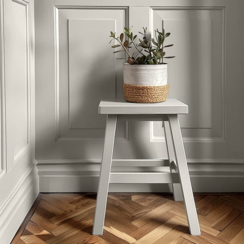 Weiche beige Kreidefarbe von MissPompadour auf Wand oder Möbel, ideal für stilvolle Raumgestaltung und kreative Farbgestaltung.
