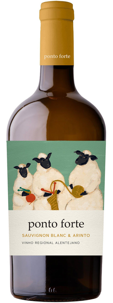 Monte da Ravasqueira Ponto Forte Branco 2024 Weißwein in einer Weinflasche vor einem Weingarten, helles goldgelbes Glas.