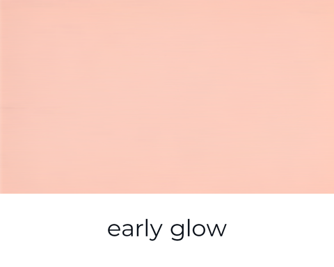 Kreidefarbe Early Glow von Paint of Walinoon, Nahaufnahme der pastelfarbenen Möbelfarbe auf einer Holzoberfläche