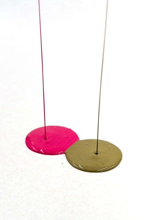 Fuchsia Kreidefarbe von Paint of Walinoon, gezeigte Flasche mit leuchtender Fuchsia-Möbelfarbe auf weißem Hintergrund