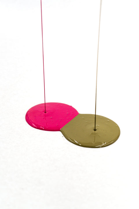 Fuchsia Kreidefarbe von Paint of Walinoon, dekorative Möbelbemalung in kräftigem Fuchsia, detailreiche Textur sichtbar