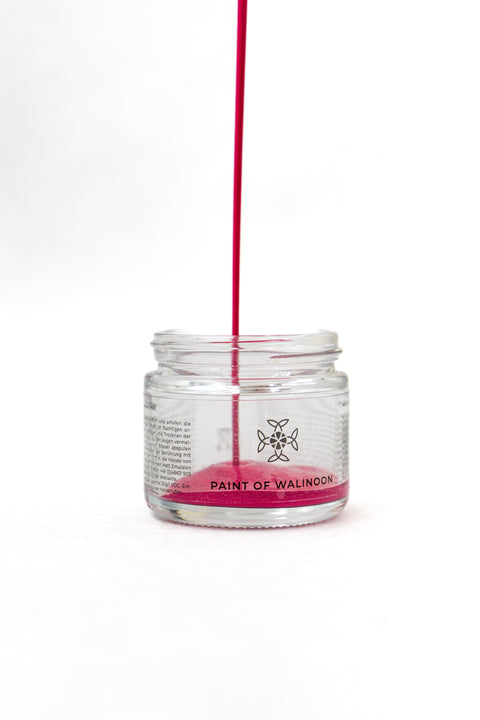 Fuchsia Kreidefarbe von Paint of Walinoon, gezeigtes Muster auf Holzoberfläche mit lebendiger, deckender Farbe.
