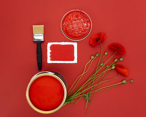 Poppy Kreidefarbe von Paint of Walinoon, geöffnete Dose mit leuchtender roter Kreidefarbe, ideal für Möbel und Dekorationen.