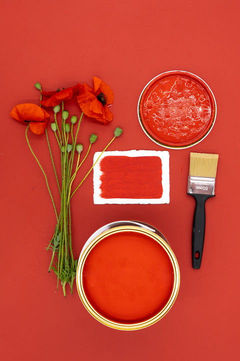 Poppy Kreidefarbe von Paint of Walinoon, gebrauchsfertig auf einer geölten Holzoberfläche, zeigt die lebendige, matte Farbtextur.
