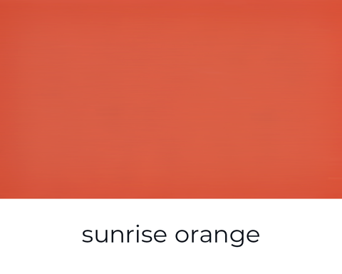 Kreidefarbe Sunrise Orange von Paint of Walinoon, farbiger Farbpatch für Möbel, zeigt leuchtendes Orange auf Holzuntergrund