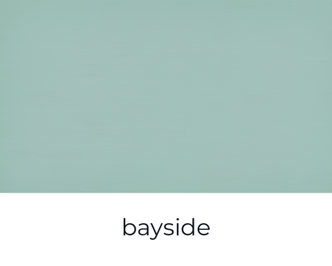 Bayside Kreidefarbe von Paint of Walinoon auf einer Wand, zeigt die matte, pastellblaue Möbelfarbe in einem Raum.