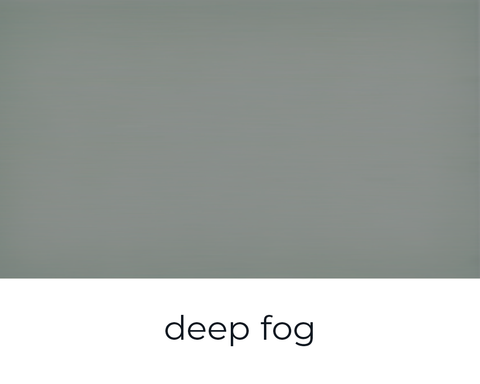 Kreidefarbe Deep Fog von Paint of Walinoon, Außenfarbe für Fassaden, zeigt den grauen, deckenden Farbton auf einer Wand.