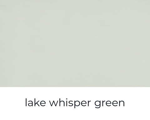 Grüne Kreidefarbe „Lake Whisper Green“ von Paint of Walinoon auf einer Wand, matte Oberfläche, stilvolle Wandgestaltung.
