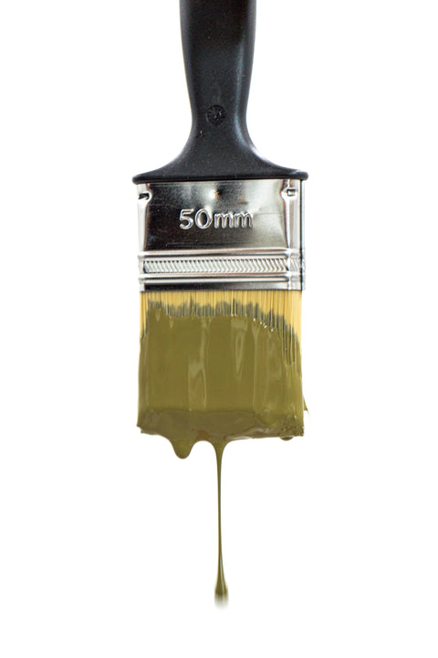 Moss grüne Kreidefarbe von Paint of Walinoon auf einer bemalten Holzfläche, detailreiche Textur und matte Oberfläche sichtbar