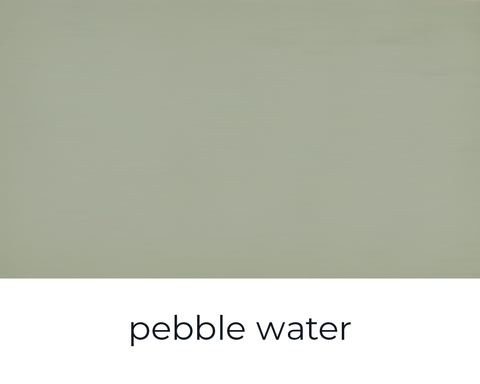 Kreidefarbe Pebble Water von Paint of Walinoon auf einer Holzoberfläche, natürliche Wasserfarbnuance, dekorative Möbelbeschichtung