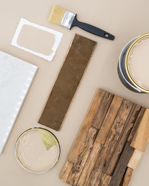 Weiße Walinoon Kreidefarbe auf Holzoberfläche, handgefertigte Möbelfarbe für kreatives Upcycling und Möbelgestaltung.
