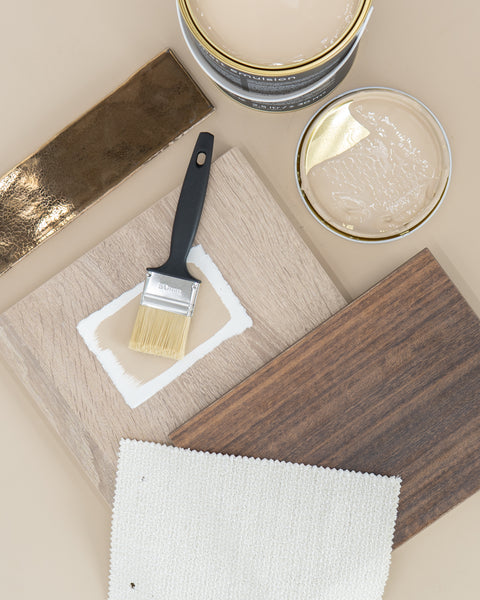 Weiße Walinoon Kreidefarbe auf Holz, zeigt eine lackierte Holzoberfläche mit mattem Finish, für Möbel und Dekor.