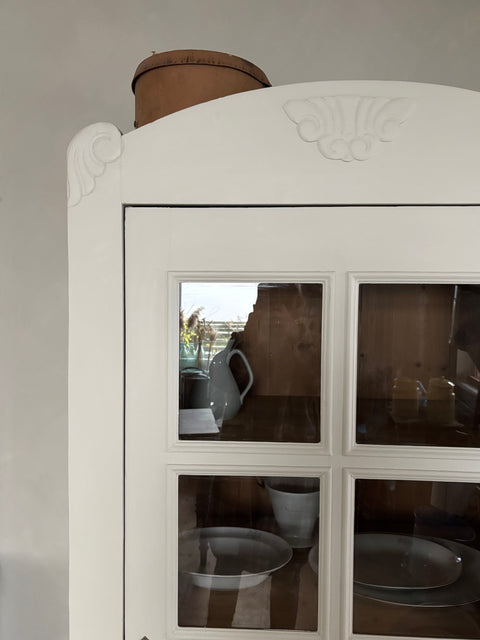 Französische Leinen-Kreidefarbe von Painting The Past, cremige Textur und natürliche Oberfläche, ideal für kreative Wandgestaltung.