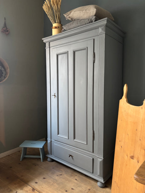 Hampton Grey Kreidefarbe von Painting The Past auf einer Wand, zeigt die matte, graue Oberfläche für Vintage- und Shabby-Chic-Effekte.