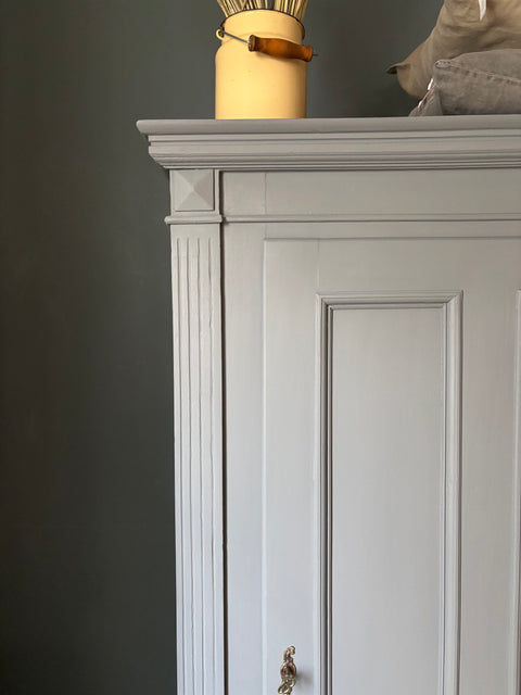 Hampton Grey Kreidefarbe von Painting The Past, gezeigte Wand mit grauer, matte Kreidefarbe in modernem Zuhause.