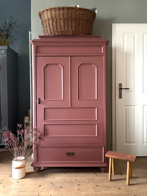 Marroon Kleiderschrank von Weingärtners Genusshandwerk, rustbraune Holzoberfläche, mit Türen und Stauraum, modernes Design