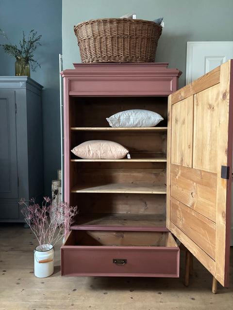 Großer Kleiderschrank in Rostbraun von Weingärtners Genusshandwerk mit stilvollen Holzdetails, sichtbare Türen und Griffe