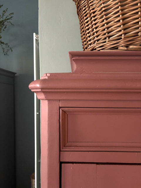 Weingärtners Genusshandwerk Kleiderschrank in Rostbraun, zeigt stilvolle Holzoberfläche und elegantes Design.