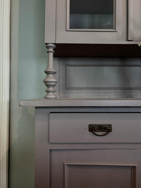 Dänisches Küchenbuffet in Mauve-Kreidefarbe mit grauen und violetten Tönen, von Weingärtners Genusshandwerk, detailreiche Ansicht