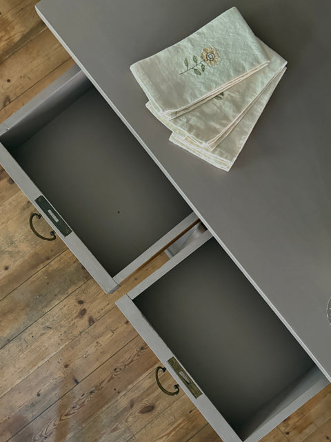 Dänisches Küchenbuffet von Weingärtners Genusshandwerk in Kreidefarbe Mauve, mit graugraumigem Finish und eleganten Details.