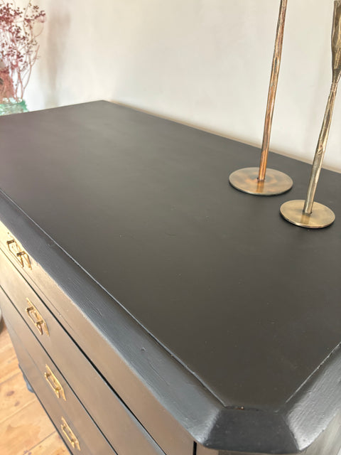 Weiche schwarze Kreidefarbe von Painting The Past, sichtbar auf einem bemalten Wandstück mit texturierter Oberfläche.