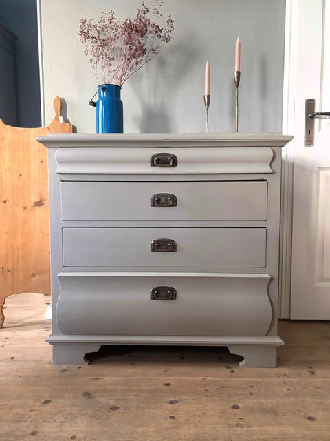 Taupe Kreidefarbe von Painting The Past, gestrichen auf einer Wand, zeigt die matte, gleichmäßige Oberfläche der Farbe.