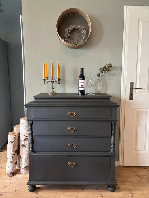 Dänische Kommode mit Geheimfach in Urban Black Kreidefarbe, aus Holz, mit grün-schwarzem Finish, von Weingärtners Genusshandwerk