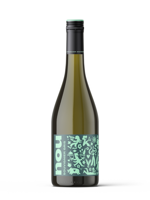 Helles Weißwein-Glas mit Piwi Kollektiv NOU Souvignier Gris 2025 BIO Flasche, im Schatten fotografiert