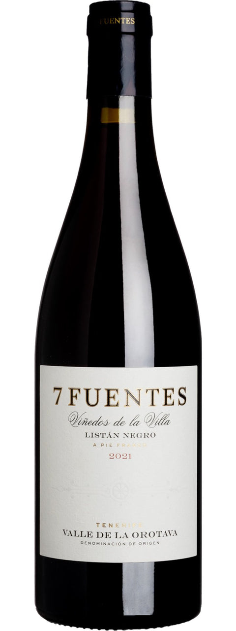 Flasche des spanischen Weins Suertes del Marqués 7 Fuentes Listan Negro aus Teneriffa 2021 auf einem Holztisch.