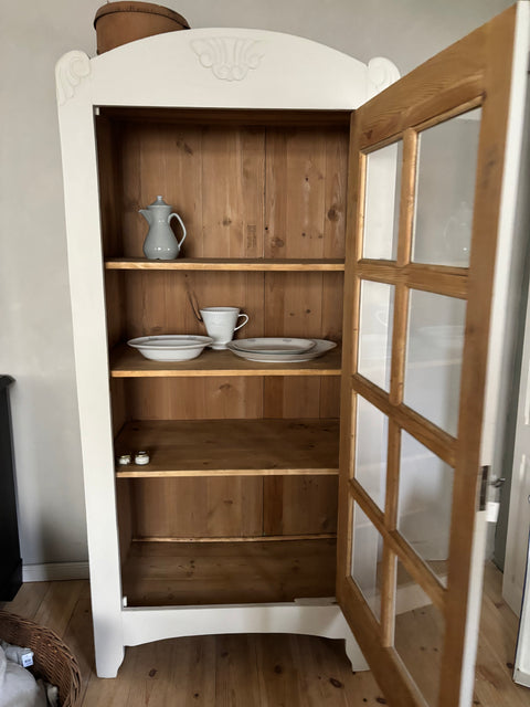 Alter dänischer Vitrinenschrank im französischen Linen-Stil von Weingärtners Genusshandwerk, mit Glasfronten und Holzdetails