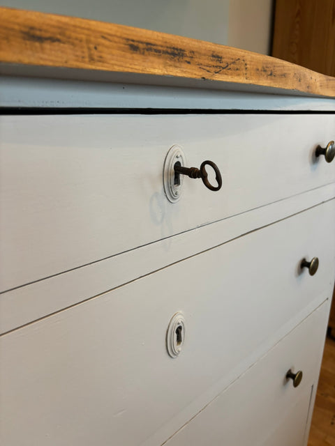 Antike Vintage-Kommode in hellgrauer Kreidefarbe Cape Cod Grey von Weingärtners Genusshandwerk, mit sichtbaren Gebrauchsspuren.