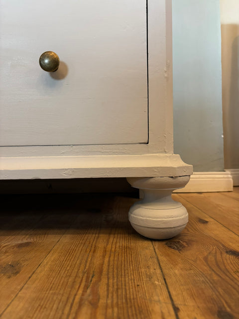 Antike Vintage-Kommode in Hellgrau mit Kreidefarbe von Weingärtners Genusshandwerk, detailreiche Holzstruktur und elegante Oberfläche