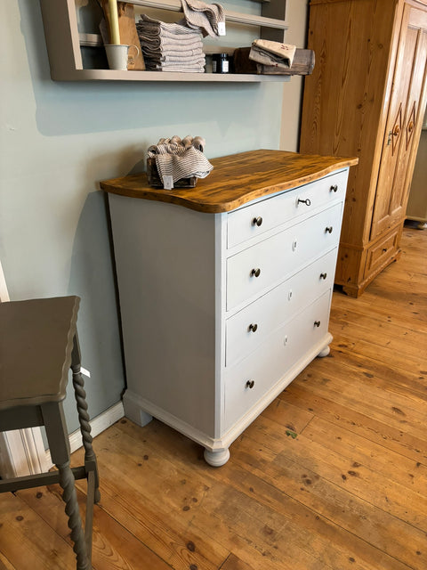 Antike Vintage Kommode in Cape Cod Grey mit Kreidefarbe, detailreiche Holzmaserung und elegante Handwerkskunst, von Weingärtners Genusshandwerk