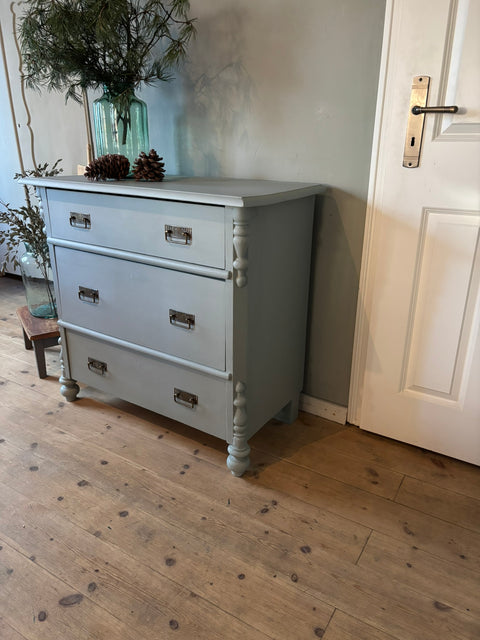 Antike Vintage Kommode von Weingärtners Genusshandwerk in Kreidefarbe Die Moldau, graublau, mit antikem Charme und eleganter Oberfläche.