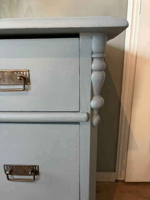 Antike Vintage Kommode in graublauer Kreidefarbe, Weingärtners Genusshandwerk, mit eleganten Holzgriffen und antikem Design