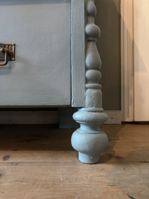 Antike Vintage Kommode in Kreidefarbe Die Moldau, graublau, von Weingärtners Genusshandwerk, mit geschnitzten Details und antiker Optik