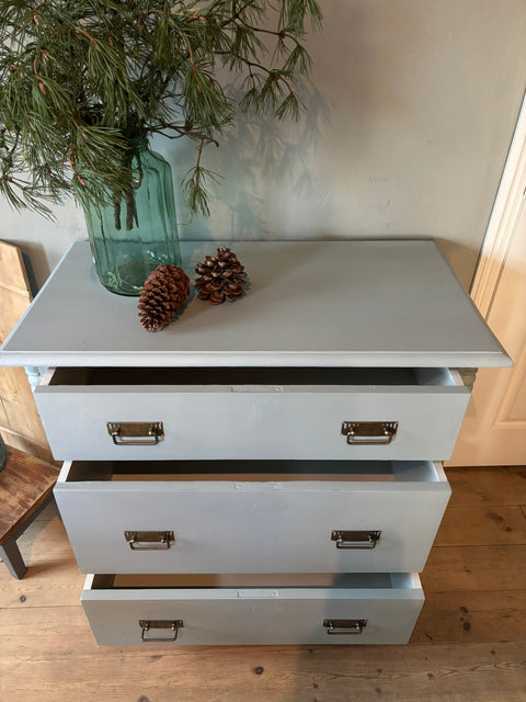 Antike Vintage Kommode in Kreidefarbe Die Moldau, graublau, mit eleganten Holzgriffen, von Weingärtners Genusshandwerk.