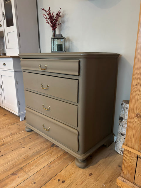 Antike Vintage Kommode in Kreidefarbe Drab, braun-grün, mit elegantem Design, hergestellt von Weingärtners Genusshandwerk.