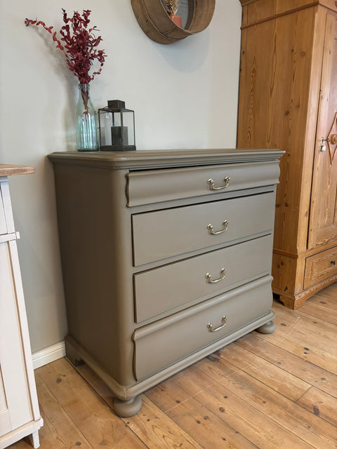 Antike Vintage Kommode in Kreidefarbe Drab, braun-grün, mit eleganten Holzgriffen, von Weingärtners Genusshandwerk.