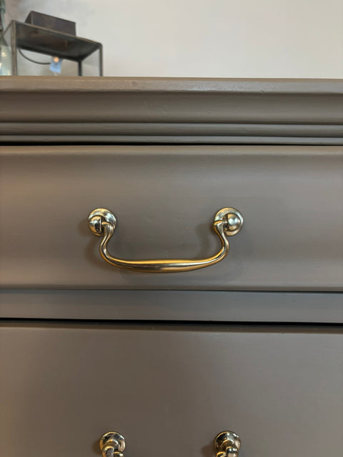 Antike Vintage Kommode in Kreidefarbe Drab, braun-grün, mit antikem Holzdesign, von Weingärtners Genusshandwerk.